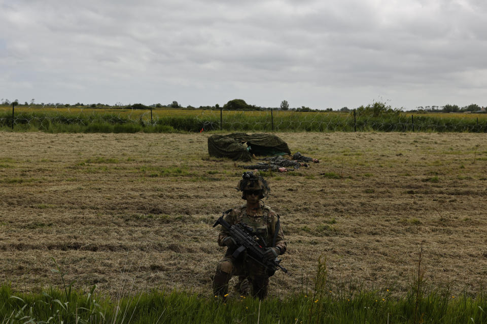 El Ejército de Estados Unidos realiza una demostración de asalto aéreo en Carentan-Les-Marais, en Normandía, Francia, el domingo 2 de junio de 2024. (AP Foto/Jeremias Gonzalez)