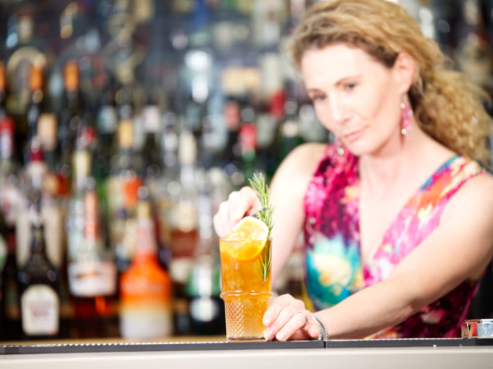 Ein fruchtiger Cocktail ist in der heißen Jahreszeit genau das Richtige. (Bild: Matthias Knorr / Barschule München)