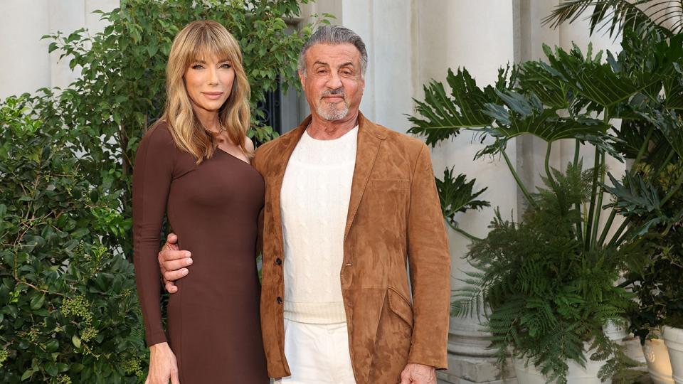 Jennifer Flavin posando con Sylvester Stallone