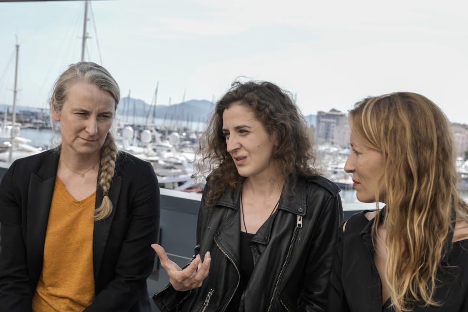 Nadia Turincev, de izquierda a derecha, Hanna Bilobrova y Dounia Sichov son entrevistadas por The Associated Press sobre la película “Mariupolis 2” en la 75ª edición del Festival de Cine de Cannes en Francia el 19 de mayo de 2022. (Foto AP/Petros Giannakouris)