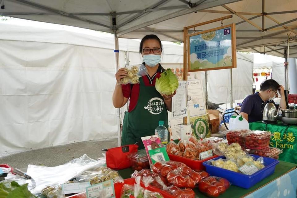 強震後，花蓮有機農友每周仍冒落石之險到台北花博行銷蔬果01。（圖：農友吳宏偉提供提供）