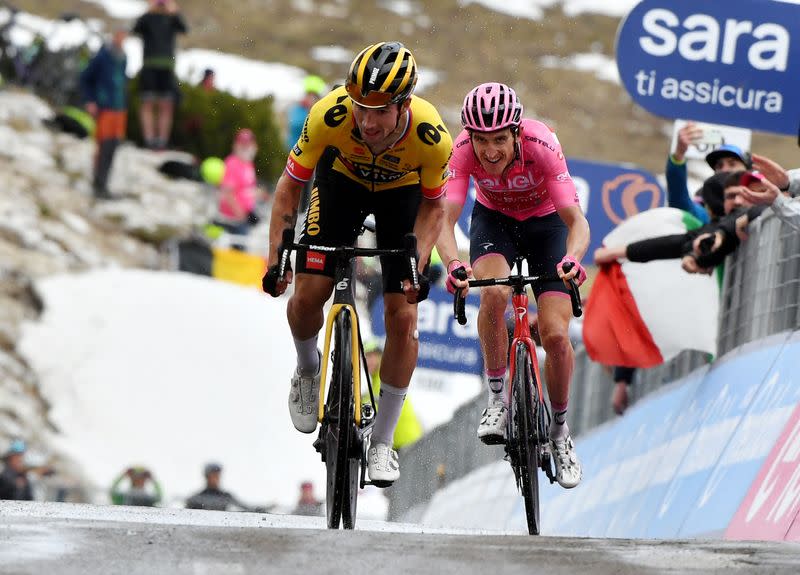 Primoz Roglic de Visma y Geraint Thomas de INEOS Grenadiers en acción durante la etapa 19 del Giro de Italia entre Longarone y Tre Cime di Lavaredo