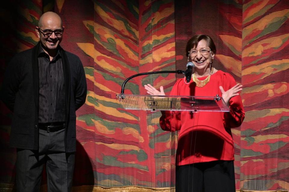 Eriberto Jiménez, director general del IBFM y Gloria Castro, Premio Una Vida por la Danza 2022, en el escenario del Arsht Center, al inicio de la Étoiles Grand Classical Gala del sábado 13 de agosto.