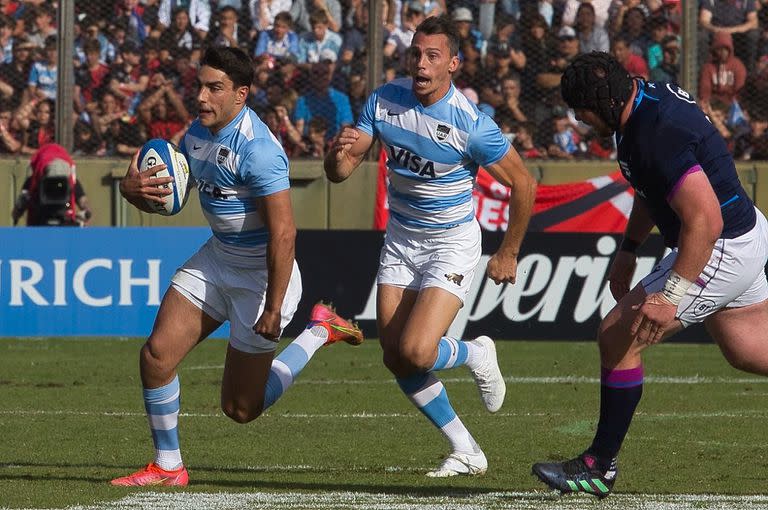 Santiago Carreras avanza con la pelota durante el partido entre los Pumas y Escocia, que se disputa en Salta