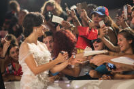 La oscarizada actriz, que interpreta a Olga Salanueva en la mencionada película, también dedicó tiempo a los fans que acudieron a la alfombra roja. (Foto: Arthur Mola / AP)