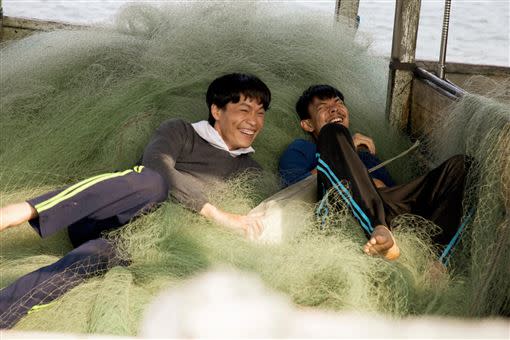 黃鐙輝、孫綻飾演越南移工，躺在漁網休息。（圖／民視提供）