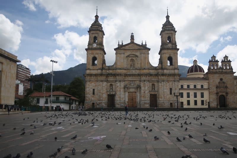 Foto de archivo. La fachada de la Catedral Primada de Colombia se ve durante el aislamiento obligatorio decretado en medio de un brote de la pandemia de coronavirus, en Bogotá