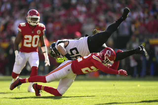 Mahomes throws a touchdown pass as Chiefs roll to 38-10 preseaso - KAKE