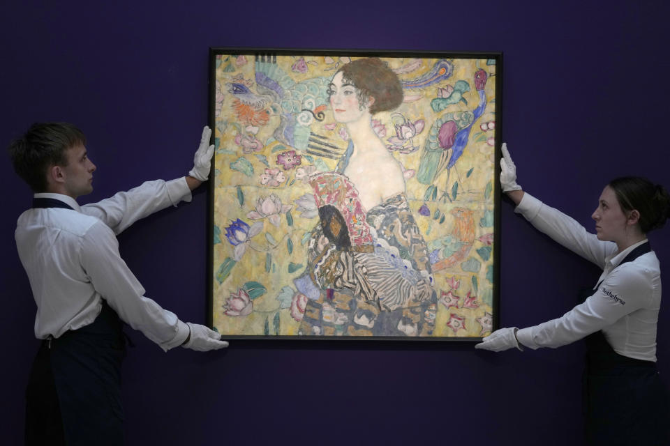 ARCHIVO - La pintura "Dame mit Faecher" ("Dama con abanico") de Gustav Klimt se exhibe en la casa de subastas Sotheby's en Londres, el martes 20 de junio de 2023. "Dame mit Fächer" se vendió en Sotheby's el martes 27 de junio por 74 millones de libras esterlinas (94,35 millones de dólares) que alcanzaron un total de 85,3 millones de libras esterlinas (108,4 millones de dólares) incluyendo la prima del comprador. (Foto AP/Kirsty Wigglesworth, archivo)
