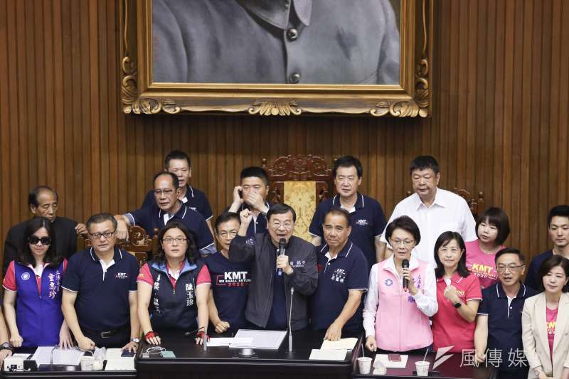 20190917-國民黨立委黨團17日搶佔主席台。（簡必丞攝）