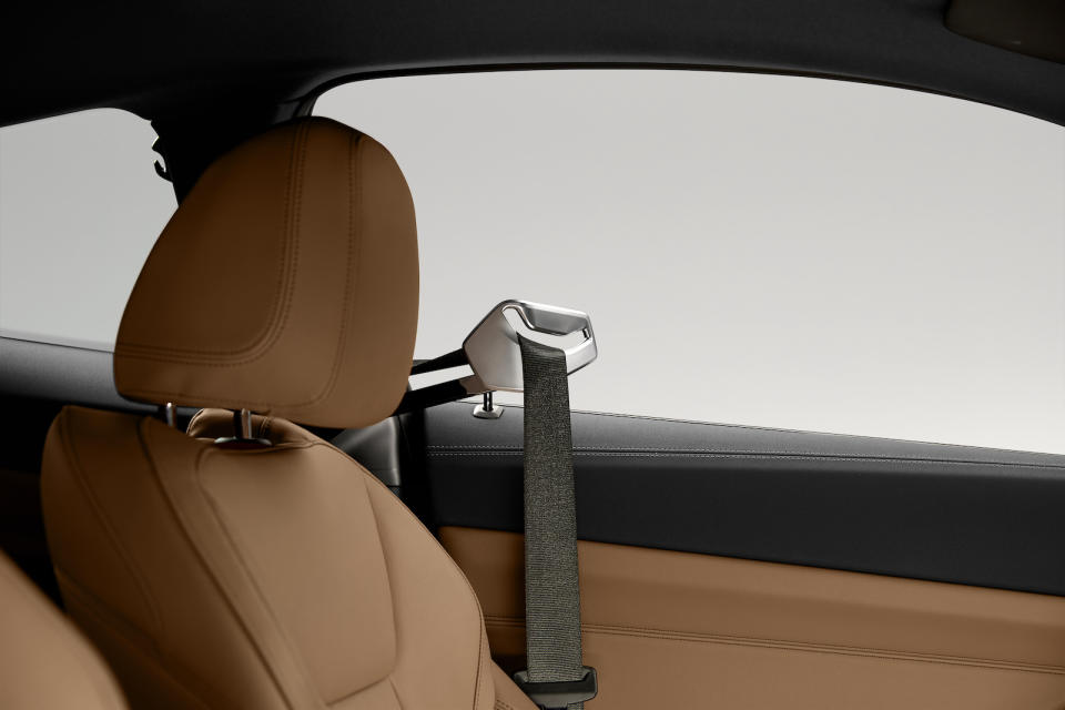 前座安全帶自動前推功能。