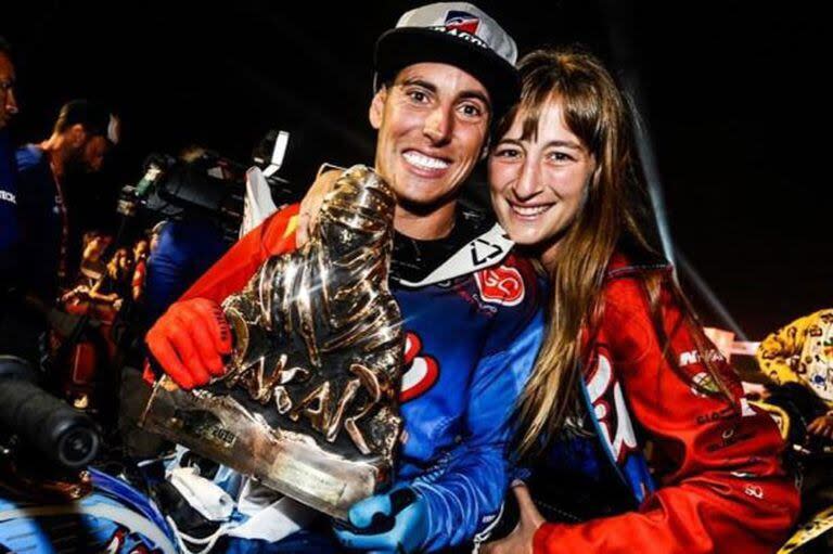 Tiempo de quads: Nicolás Cavigliasso junto a su pareja Valentina Pertegarini celebran la conquista del Touareg en 2019; en la rampa de coronación, en Lima, el piloto le propuso matrimonio y desde 2023 comparten la experiencia en la categoría Challenger