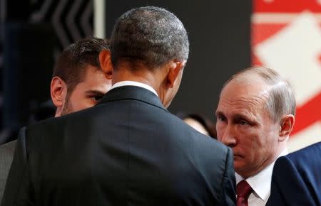 U.S. President Barack Obama talks with Russian President Vladimir Putin at the APEC Economic Leaders’ Meeting in Lima, Peru November 20, 2016. REUTERS/Kevin Lamarque