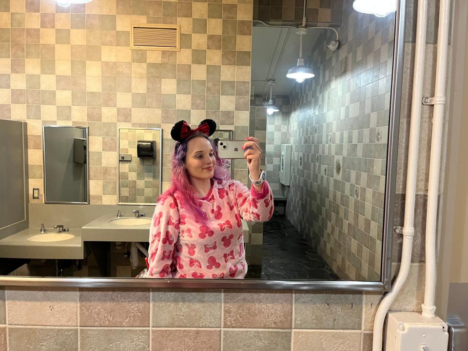 jenna posing for a mirror selfie in the public bathrooms at disney's fort wilderness campgrounds