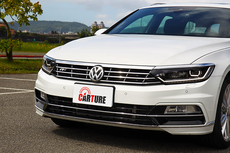 Passat Variant 330 TSI R-Line 30 Million Edition車身外觀配置R-Line空力套件。