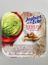 <p>Hm, lecker, Joghurt mit Pistazien! Verbraucher die sich für den Joghurt mit der Ecke Venezia entscheiden, bekommen statt echter Pistazien aber nur grünen Farbstoff gemixt mit Aroma. Zwar sind auf der Verpackung Pistazien abgebildet, aber der Hersteller hat „Typ Pistazien-Joghurt & Amarettini“ aufs Etikett gedruckt, damit ist das ganze legal. </p>