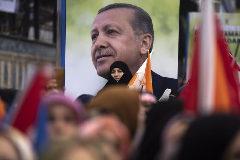 Simpatizantes del candidato presidencial de la Alianza Popular, Recep Tayyip Erdogan, asisten a un mitin de la campaña electoral en Estambul, Turquía, el viernes 12 de mayo de 2023.