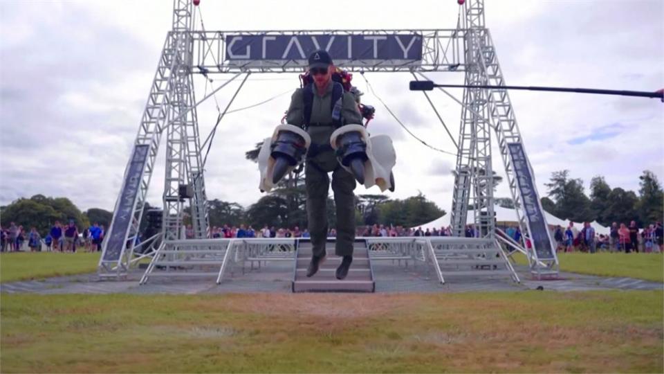 再破紀錄！英國鋼鐵人展示首款「電動飛行裝」
