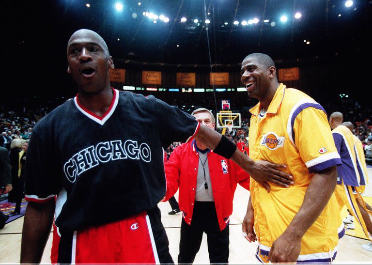 Michael Jordan y "Magic" Johnson, y un saludo a pura sonrisa, en medio de un duelo entre los Bulls y los Lakers