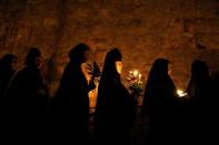 Christlich-orthodoxe Nonnen prozessieren entlang der Via Dolorosa in der Altstadt von Jerusalem. Dabei wird eine Skulptur der Heiligen Mutter Gottes von der Grabeskirche auf den Ölberg – zum angeblichen Grab von Maria – getragen. (Bild: Ammar Awad/Reuters)