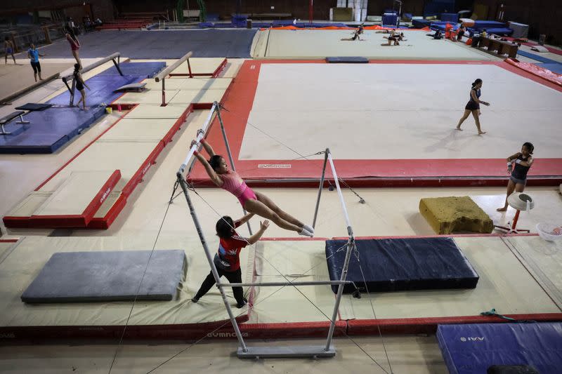 Eva Butar-Butar, de 50 años, entrena a Rifda Irfanaluthfi, de 24, durante una sesión de entrenamiento, previa a los Juegos Olímpicos de París 2024, en un gimnasio de Yakarta