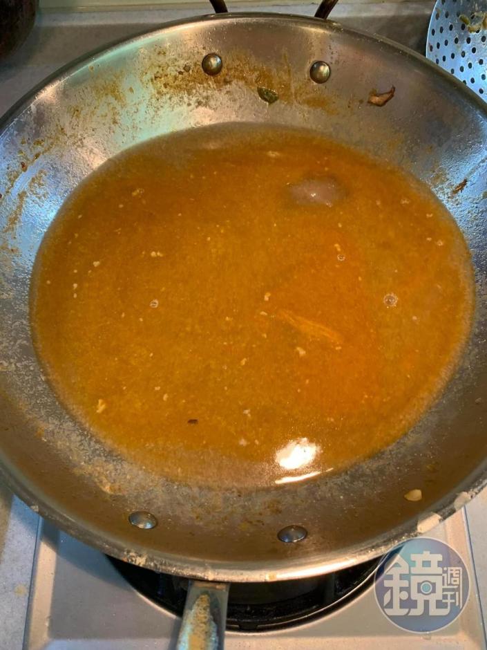 加水、雞高湯煮湯頭。