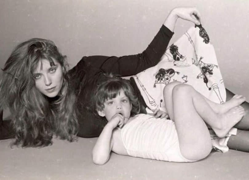 <p>Diesen Schnappschuss aus den späten 1970er-Jahren schickte der goldige Zwerg im Vordergrund an seine Mama Bebe Buell – übrigens ein ehemaliges Playmate – als süßen Instagram-Gruß zum Geburtstag. Hm, keine Ahnung, wer hier seine ersten Erfahrungen vor der Kamera sammelt? Es ist … (Bild: Instagram) </p>