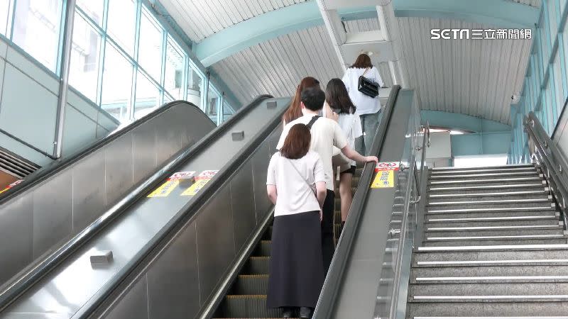 捷運官方回應，「騙過電扶梯」行為可能會影響其他旅客使用，經站務人員勸導不聽會開罰。