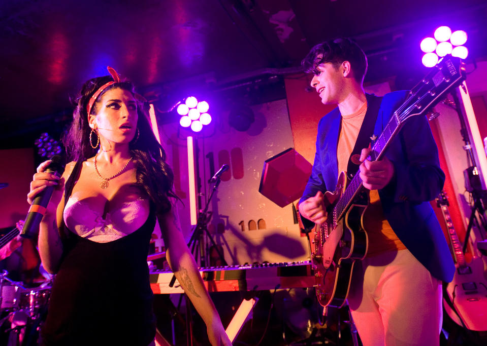 LONDON - JULY 06:  Amy Winehouse makes a surprise appearance as she performs with Mark Ronson (R) at the 100 Club on July 6, 2010 in London, England. (Photo by Samir Hussein/Getty Images)