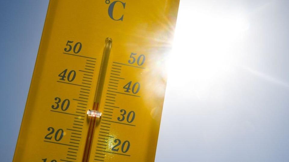 Termómetro marcando la temperatura en un día soleado