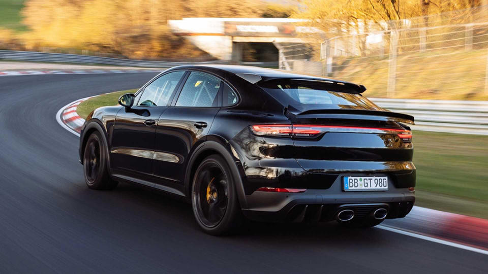 來自Cayenne變體的Cayenne Coupe，俯衝式車身設計比標準版更俱低重心優勢，配合車尾疑似主動空力元件擾流板，更提供卓越高速穩定性。（圖片來源/ Porsche）