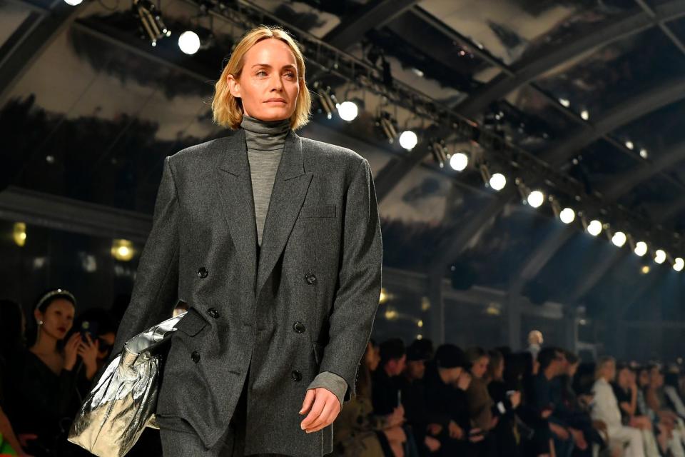 2014 überraschte Amber Valletta mit einem Drogengeständnis: Bereits mit acht Jahren habe sie an Nagellack geschnüffelt, später Marihuana, Alkohol und Kokain konsumiert. Mit 25 sei sie schließlich clean geworden: "Ich wollte nicht sterben." Mit nunmehr 47 Jahren ist die US-Amerikanerin, die heute vornehmlich als Schauspielerin arbeitet, verheiratet und Mutter eines Sohnes. Auf dem Laufsteg sieht man sie nur noch selten - beeindrucken tut sie dort aber immer noch sehr. (Bild: Aurelien Meunier/Getty Images)