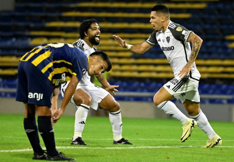 Paulinho (D) celebra un gol del Atlético Mineiro ante Rosario Central en la Copa Libertadores el 7 de mayo de 2024 en Rosario, Argentina (Marcelo Manera)