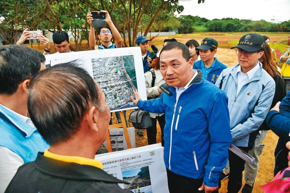 侯友宜親自率隊，前往五股垃圾山和地主、工廠負責人溝通。（新北市政府提供）