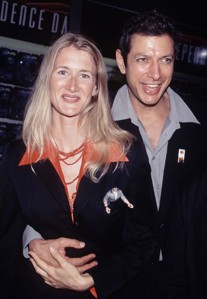 <p>Costar Jeff Goldblum und seine damalige Freundin Laura Dern waren zusammen bei der Premiere. Die Schauspieler aus <i>Jurassic Park </i>waren bis 1997 zusammen. <i>(Foto: Getty Images)</i></p>