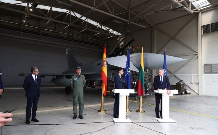 立陶宛總統諾賽達（右1）和來訪的西班牙總理桑傑士（右2）8日舉行記者會，身後的西班牙軍機緊急出動攔截俄羅斯戰機，導致記者會中斷。（圖取自twitter.com/sanchezcastejon）