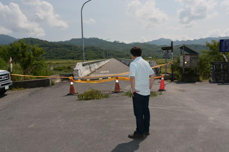 台20線南橫公路部分路段有落石造成中斷，東段沿途多處坍方，剛竣工的邊坡也被震垮。劉櫂豪矢言將向中央協調爭取相關的經費來打造兼顧安全的橋樑。 圖：擷自劉櫂豪臉書