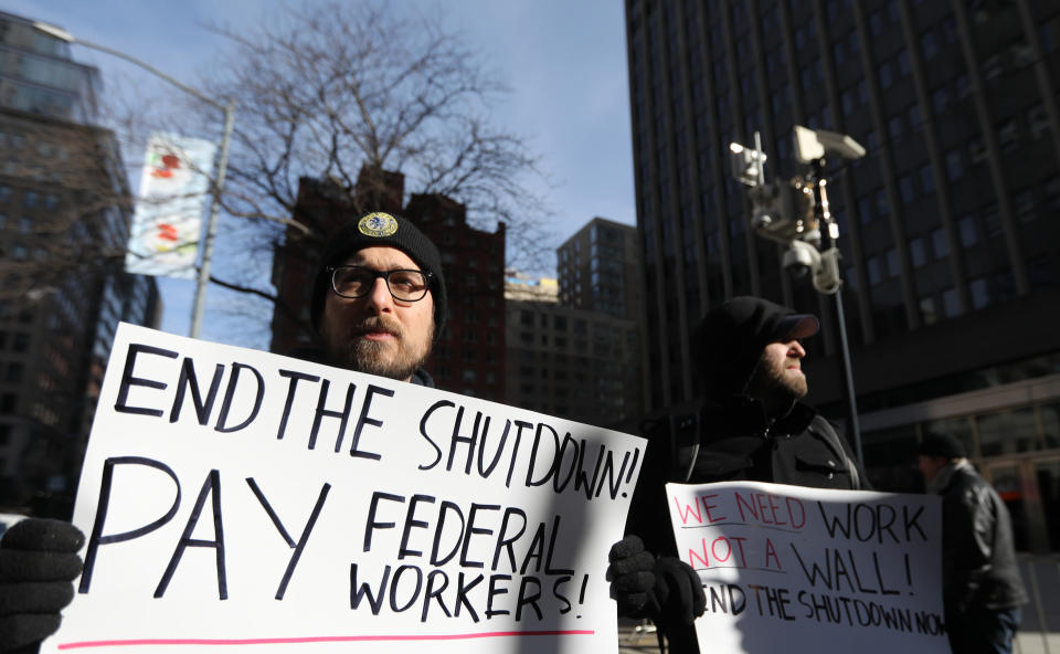 Unos 800,000 empleados federales de EEUU, y muchos miles más de contratistas , se han quedado sin paga por el cierre del gobierno desatado por el diferendo entre Donald Trump y el Congreso al respecto de la financiación del muro fronterizo. (Getty Images)