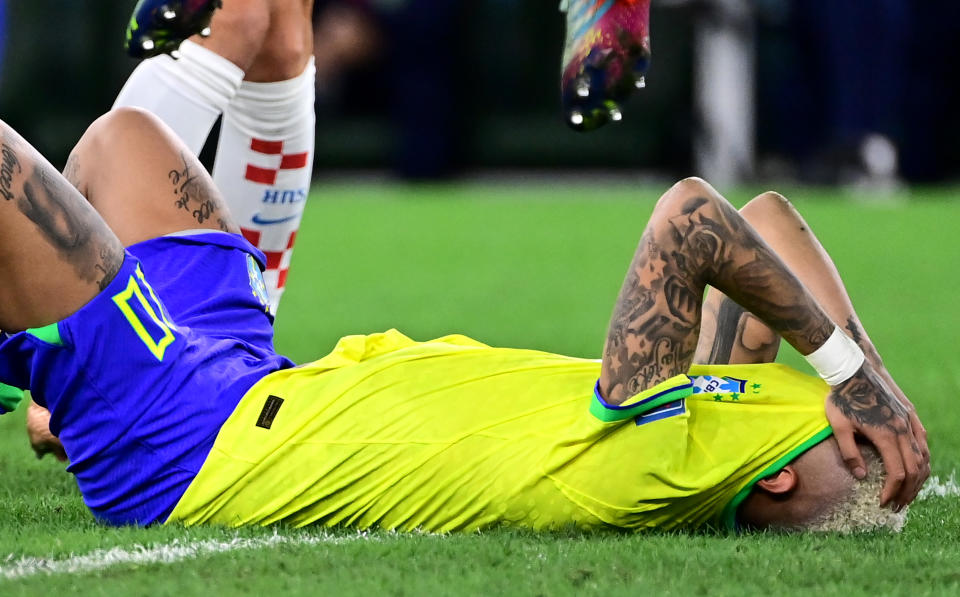 Neymar chora ap&#xf3;s elimina&#xe7;&#xe3;o na Copa. Foto: MB Media/Getty Images