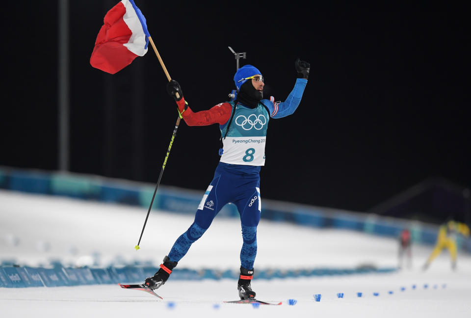 <p>Martin Fourcade termine sa course en tête avec le drapeau de la France en main. Il est champion olympique ! (crédit Getty) </p>