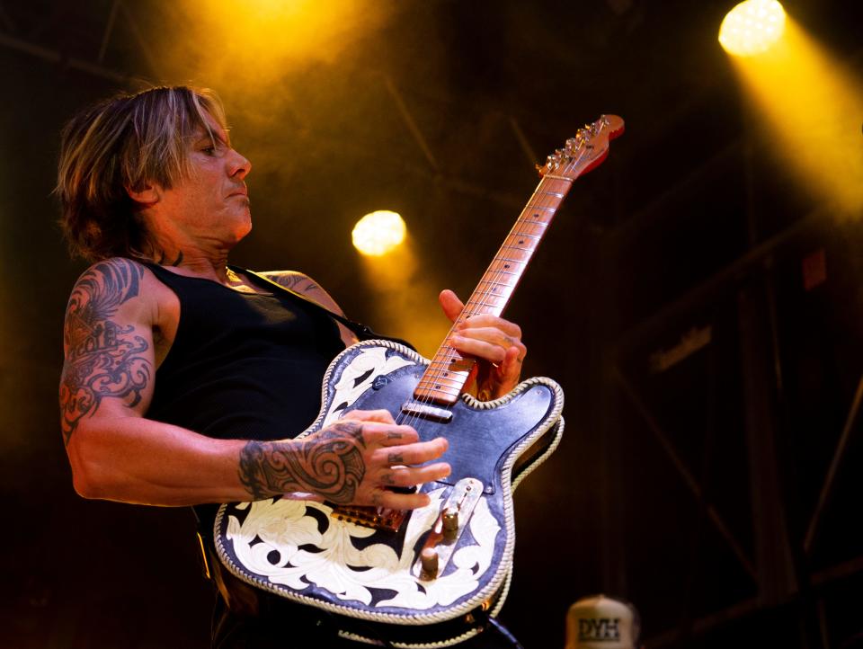 Keith Urban makes a surprise appearance during Hardy’s performance at Hardy and Ernest’s Hixtape Party at Losers in Nashville , Tenn., Wednesday, Aug. 3, 2022.