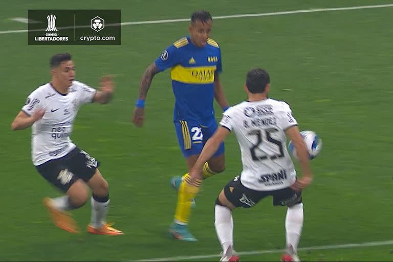 El momento en que la pelota da en el brazo de Bruno Méndez, de Corinthians, y los jugadores de Boca piden penal