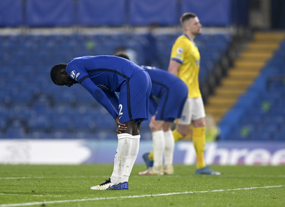 Antonio Rudiger, del Chelsea, se lamenta tras el empate sin goles frente a Brighton, el martes 20 de abril de 2021, en Londres (Neil Hall/Pool via AP)