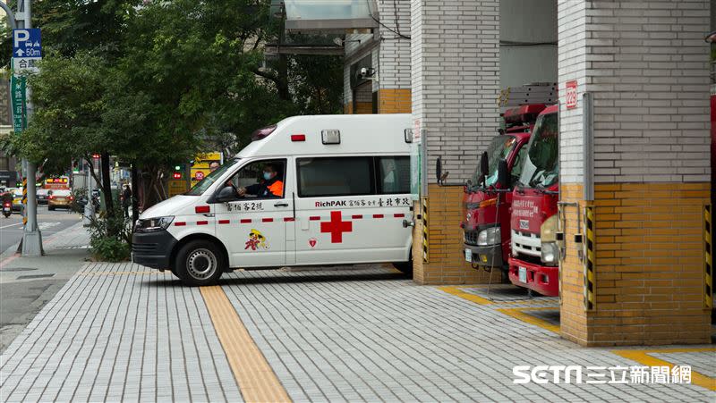 民間救護車隊員投訴載發燒病患卻遭醫院拒收。（示意圖／記者陳弋攝影）
