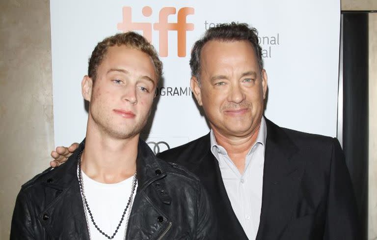 Tom Hanks y su tercer hijo Chet, un par de años después de aquel duro episodio