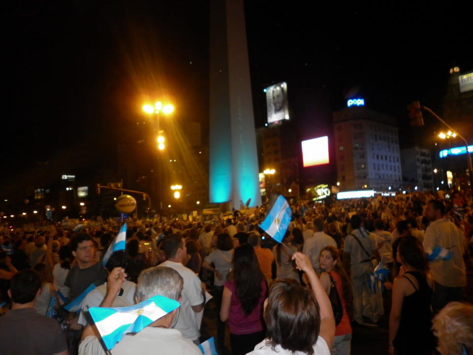 Manifestantes del 8N en Plaza de Mayo y Obelisco.