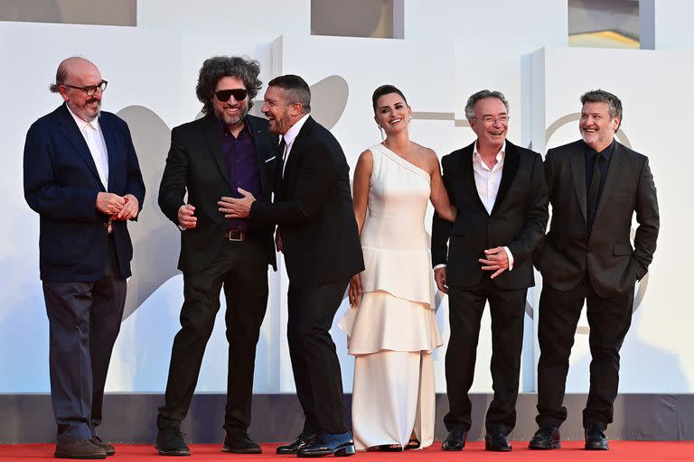  Jaume Roures, Mariano Cohn, Antonio Banderas, Penélope Cruz, Oscar Martinez y Gastón Duprat, en la presentación de la película en el Festival de Cine de Venecia