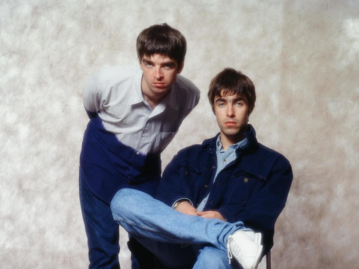 (MANDATORY CREDIT Koh Hasebe/Shinko Music/Getty Images) Noel Gallagher and Liam Gallagher of Oasis, at a photoshoot in a hotel in Tokyo, September 1994. (Photo by Koh Hasebe/Shinko Music/Getty Images)