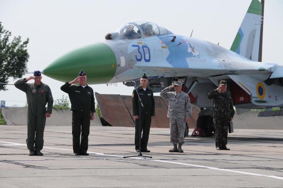 US Ukraine airmen salute fighter jet