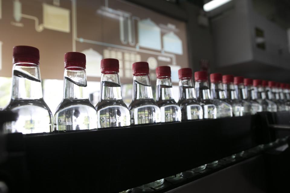 Botellas de alcohol antiséptico en la destilería de Santa Teresa, en La Victoria, Venezuela, el miércoles 1 de abril de 2020. (AP Foto/Ariana Cubillos)